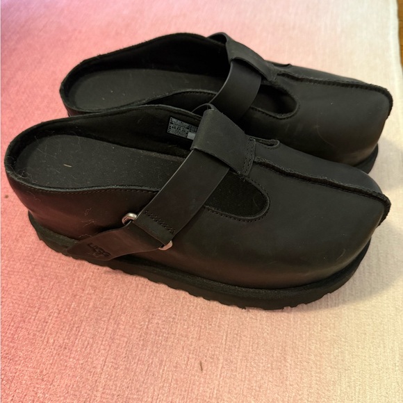 UGG Clogs - Picture 2 of 5